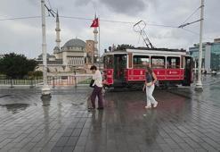 Taksim'de yağış etkili oldu