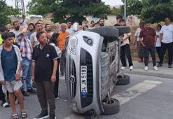 Sultangazi’de orta refüje çarpan otomobil devrildi; kaza kamerada