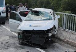 Bursa'da otomobil köprü üzerindeki bariyerlere çarptı: 5 yaralı