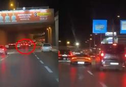 Makas atarak ilerleyen lüks otomobil, başka bir araca çarpıp kaçtı; o anlar kamerada