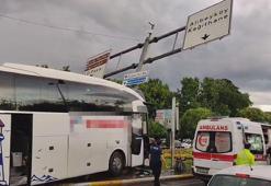 Eyüpsultan'da yolcu otobüsü önce otomobile ardından direğe çarptı: 2'si ağır 30 yaralı