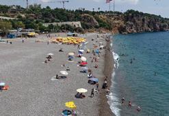 Antalya'da az bulutlu havada sahiller doldu