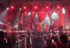 Semicenk konserine gelenler sağanak yağmura rağmen alandan ayrılmadı