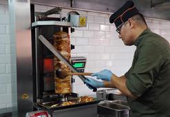 Antalya sıcağında döner ustalarının zorlu mesaisi