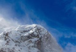 Elbruz Dağı'nda kar fırtınası nedeniyle 5 dağcı hayatını kaybetti