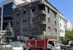 Atıl haldeki hastane binasının dış cephesi çöktü, 2 otomobil hasar gördü