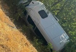 Kahta'da turistleri taşıyan minibüs devrildi: 13 yaralı