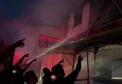 Hatay'da sanayi sitesinde bir iş yerinin deposunda yangın: 8 kişi dumandan etkilendi