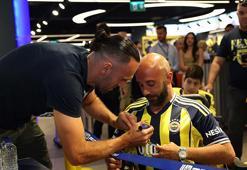 Vedat Muriqi imza gününde Fenerbahçeli taraftarlarla buluştu