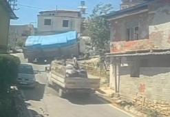 Hatay'da inşaat malzemesi yüklü kamyonun devrilme anı kamerada