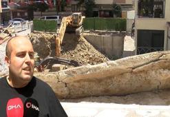 Kağıthane’de inşaatta çalışan iş makinesi yan binanın balkonunu yıktı: Deprem oluyor zannettik