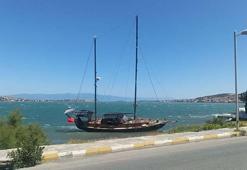 Ayvalık'da kuvvetli rüzgar; yelkenli tekne kıyıya vurdu