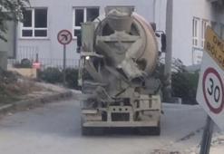 Mikserin yola beton dökmesi kamerada