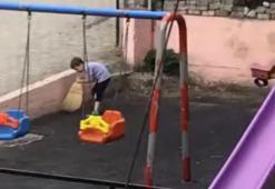 Çocuklar, oynadıkları parkı temizledi