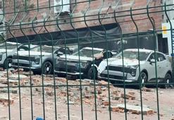 Kağıthane’de duvar otoparka doğru çöktü: 12 sıfır araçta 30 milyon liralık hasar oluştu