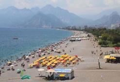 Antalya'da hissedilen sıcaklık 40 dereceyi gördü, sahiller doldu