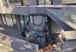 Bakırköy'de otomobil apartman boşluğuna düştü: 2 yaralı