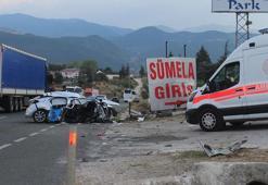 Otomobil menfeze çarptı; aynı aileden 2 ölü, 4 yaralı