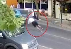 Otomobilin çarptığı yaya metrelerce savruldu; o anlar kamerada
