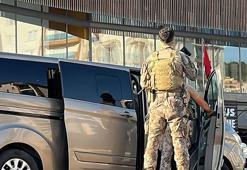 Aranan şüpheli kaçmak isterken merdivenden düşerek yaralandı