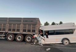 Malatya'da minibüs ile TIR çarpıştı; 18 yaralı