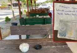 Kapalı kahvehanenin masasını kullanıp su içen aile, ayrılırken para ile not bıraktı