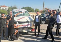 Düğünde arkadaşları, damada hurda otomobil hediye etti