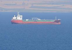 Çanakkale'de bacasında yangın çıkan gemi demirletildi