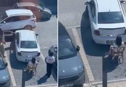 Sandalyeye oturup kafenin önüne otomobilini park etmek isteyen sürücüye engel oldu