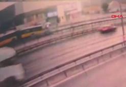 Küçükçekmece’de otomobilin İETT otobüsüne çarptığı kaza kamerada; 3 ölü