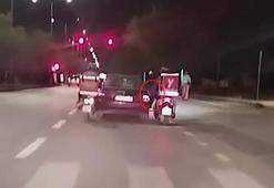 Seyir halinde yakıtı biten otomobili motosikletli kuryeler ayaklarıyla itekledi