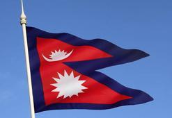 Nepal'de yolcu otobüsü üst geçide çarptı: 1 ölü, 19 yaralı