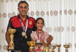 İtfaiyeci baba, kızını kortlarda şampiyonluğa hazırlıyor