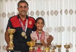 İtfaiyeci baba, kızını kortlarda şampiyonluğa hazırlıyor