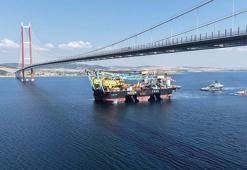 Dev vinç gemisi, 1915 Çanakkale Köprüsü altından geçti