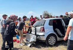 Kavşakta iki otomobil çarpıştı: 1 ölü, 5 yaralı