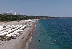 Antalya'da hissedilen sıcaklık 39 derece; tatilciler denizde serinledi
