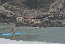 Zonguldak'ta dalgalar arttı, 7 kişi denizde zor anlar yaşadı