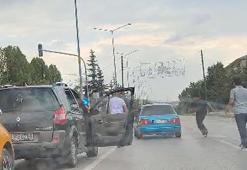Trafikte tartıştığı kişilerin saldırısına uğrayacağını öne süren sürücü aracıyla kaçtı