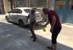 Sokağı istila eden pirelerden lavanta yağıyla korunmaya çalışıyorlar