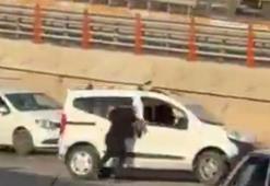 Kavga ettiği kardeşinin aracına tutunup, camdan girmeye çalıştı