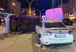Otomobil, park halindeki 2 araca çarpıp devrildi; 4 yaralı