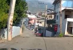 Sürücüsünün yol vermek için geri manevra yaptığı otomobil duvara çarptı; kaza kamerada