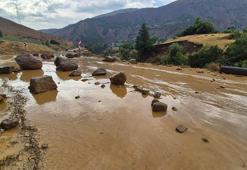 Heyelan nedeniyle Yedisu-Karlıova kara yolu ulaşıma kapandı