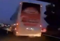 Otobüs aniden şerit değiştirdi, kaza yapan otomobildekilerin yaşadığı korku kameraya yansıdı
