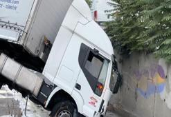 Esenler’de kumaş yüklü TIR, dere yatağına düştü: 1 yaralı