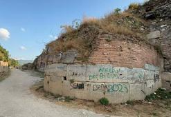 UNESCO geçici listesindeki İznik’te tarihi surlara sprey boyayla zarar verdiler
