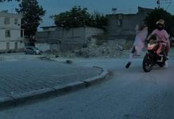 Motosikletin çarptığı kadın, ayağa kalkıp koşarak uzaklaştı