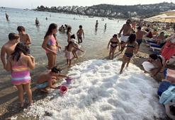 Bodrum’da sahile dökülen 2 ton buzla serinlediler