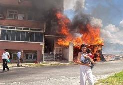 Alevler binanın garajını sardı, kardeşini kucağına alıp dışarı kaçtı